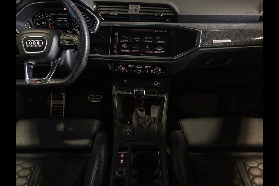 Audi Q3 TFSI RS / 400pk / Panorama dak / Sonos / Kuipstoelen / Audi Q3 TFSI RS / 400pk / Panorama dak / Sonos / Kuipstoelen /