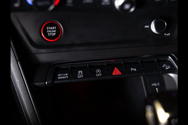Audi Q3 TFSI RS / 400pk / Panorama dak / Sonos / Kuipstoelen / Audi Q3 TFSI RS / 400pk / Panorama dak / Sonos / Kuipstoelen /