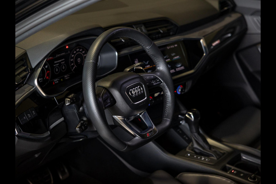 Audi Q3 TFSI RS / 400pk / Panorama dak / Sonos / Kuipstoelen / Audi Q3 TFSI RS / 400pk / Panorama dak / Sonos / Kuipstoelen /