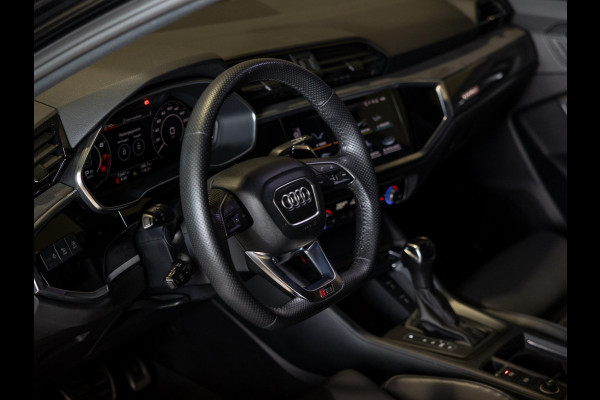 Audi Q3 TFSI RS / 400pk / Panorama dak / Sonos / Kuipstoelen / Audi Q3 TFSI RS / 400pk / Panorama dak / Sonos / Kuipstoelen /