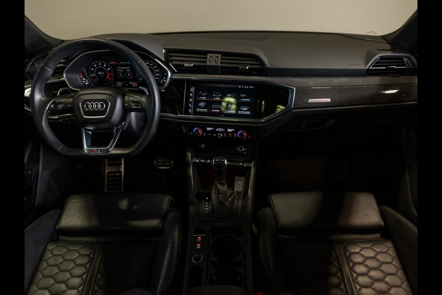 Audi Q3 TFSI RS / 400pk / Panorama dak / Sonos / Kuipstoelen / Audi Q3 TFSI RS / 400pk / Panorama dak / Sonos / Kuipstoelen /