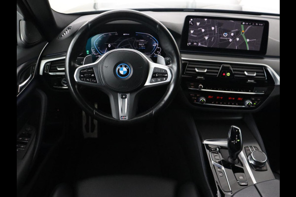 BMW 5 Serie 530e xDrive M Sport | Panoramadak | Harman/Kardon | Stoel & stuurverwarming | Adaptive cruise | Camera | Trekhaak | Carplay | Achterbankverwarming | Live Cockpit | Sportstoelen