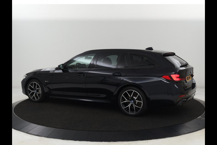 BMW 5 Serie 530e xDrive M Sport | Panoramadak | Harman/Kardon | Stoel & stuurverwarming | Adaptive cruise | Camera | Trekhaak | Carplay | Achterbankverwarming | Live Cockpit | Sportstoelen