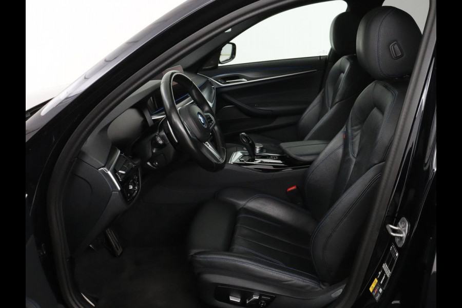 BMW 5 Serie 530e xDrive M Sport | Panoramadak | Harman/Kardon | Stoel & stuurverwarming | Adaptive cruise | Camera | Trekhaak | Carplay | Achterbankverwarming | Live Cockpit | Sportstoelen