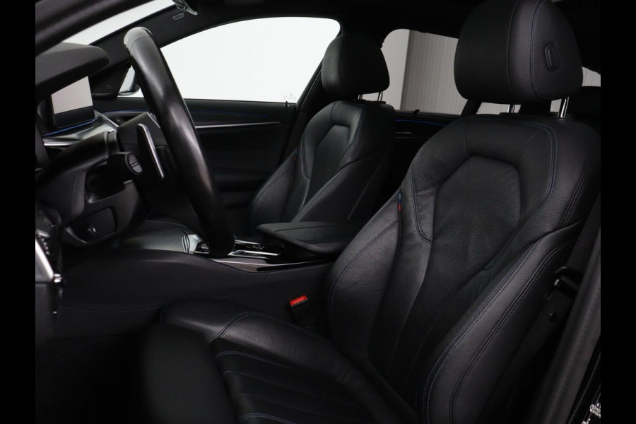 BMW 5 Serie 530e xDrive M Sport | Panoramadak | Harman/Kardon | Stoel & stuurverwarming | Adaptive cruise | Camera | Trekhaak | Carplay | Achterbankverwarming | Live Cockpit | Sportstoelen