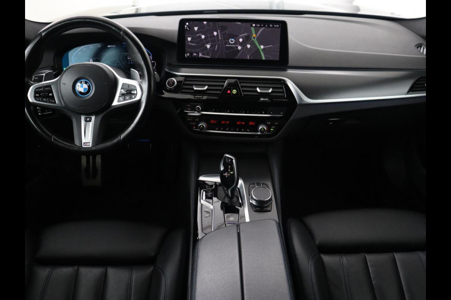 BMW 5 Serie 530e xDrive M Sport | Panoramadak | Harman/Kardon | Stoel & stuurverwarming | Adaptive cruise | Camera | Trekhaak | Carplay | Achterbankverwarming | Live Cockpit | Sportstoelen