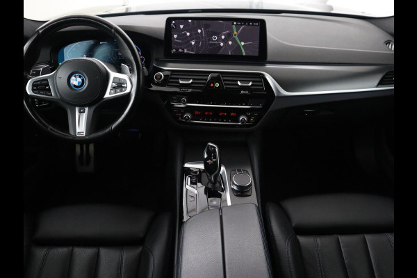 BMW 5 Serie 530e xDrive M Sport | Panoramadak | Harman/Kardon | Stoel & stuurverwarming | Adaptive cruise | Camera | Trekhaak | Carplay | Achterbankverwarming | Live Cockpit | Sportstoelen