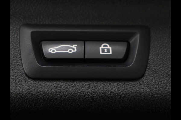 BMW 5 Serie 530e xDrive M Sport | Panoramadak | Harman/Kardon | Stoel & stuurverwarming | Adaptive cruise | Camera | Trekhaak | Carplay | Achterbankverwarming | Live Cockpit | Sportstoelen