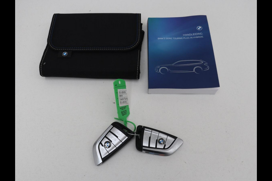 BMW 5 Serie 530e xDrive M Sport | Panoramadak | Harman/Kardon | Stoel & stuurverwarming | Adaptive cruise | Camera | Trekhaak | Carplay | Achterbankverwarming | Live Cockpit | Sportstoelen