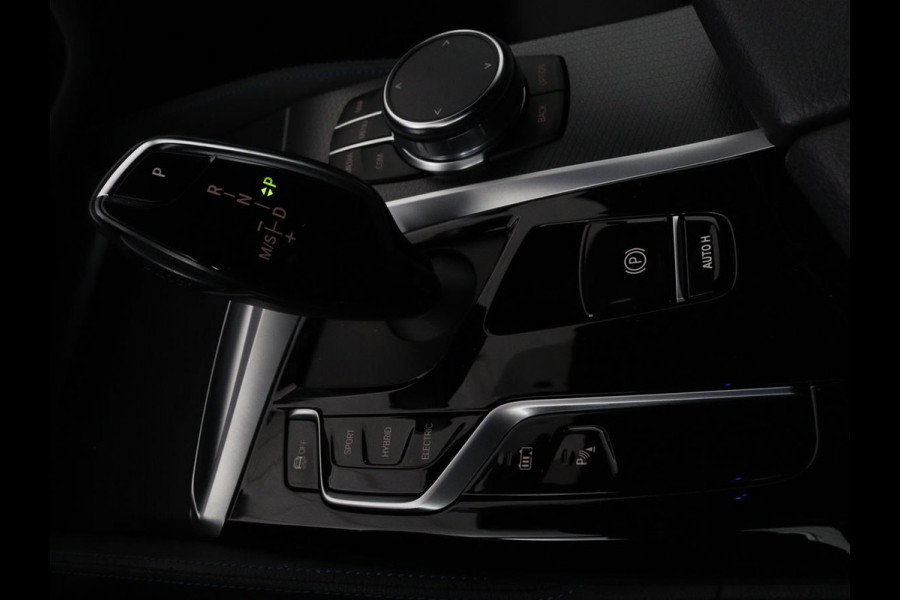 BMW 5 Serie 530e xDrive M Sport | Panoramadak | Harman/Kardon | Stoel & stuurverwarming | Adaptive cruise | Camera | Trekhaak | Carplay | Achterbankverwarming | Live Cockpit | Sportstoelen