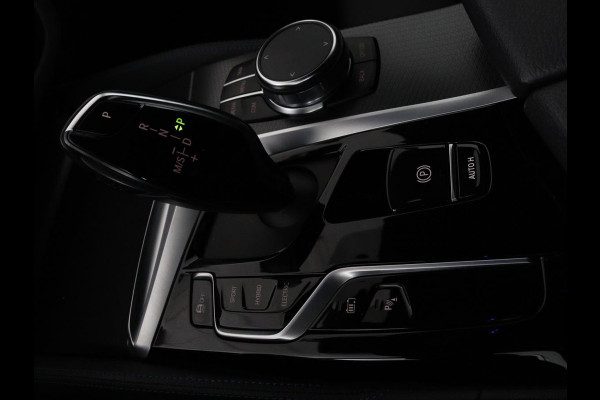 BMW 5 Serie 530e xDrive M Sport | Panoramadak | Harman/Kardon | Stoel & stuurverwarming | Adaptive cruise | Camera | Trekhaak | Carplay | Achterbankverwarming | Live Cockpit | Sportstoelen