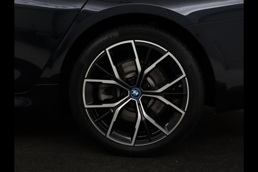 BMW 5 Serie 530e xDrive M Sport | Panoramadak | Harman/Kardon | Stoel & stuurverwarming | Adaptive cruise | Camera | Trekhaak | Carplay | Achterbankverwarming | Live Cockpit | Sportstoelen