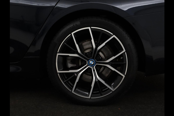 BMW 5 Serie 530e xDrive M Sport | Panoramadak | Harman/Kardon | Stoel & stuurverwarming | Adaptive cruise | Camera | Trekhaak | Carplay | Achterbankverwarming | Live Cockpit | Sportstoelen