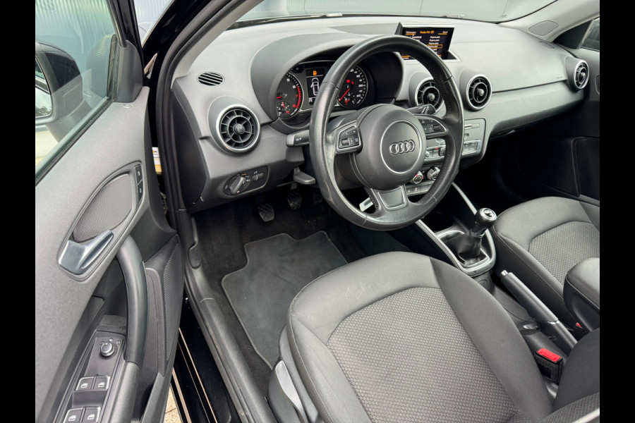 Audi A1 Sportback 1.0 TFSI Pro Line * Stoelverwarming * Led * Lichtmetalen Velgen Audi A1 Sportback 1.0 TFSI Pro Line * Stoelverwarming * Led * Lichtmetalen Velgen