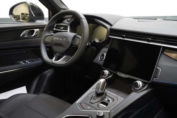 Lynk & Co 01 1.5 | Zwart optiek | Panoramadak | Navigatie | Memory | Apple CarPlay Lynk & Co 01 1.5 | Zwart optiek | Panoramadak | Navigatie | Memory | Apple CarPlay