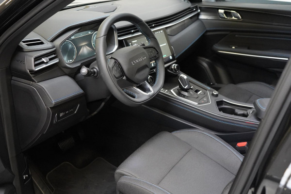 Lynk & Co 01 1.5 | Zwart optiek | Panoramadak | Navigatie | Memory | Apple CarPlay Lynk & Co 01 1.5 | Zwart optiek | Panoramadak | Navigatie | Memory | Apple CarPlay