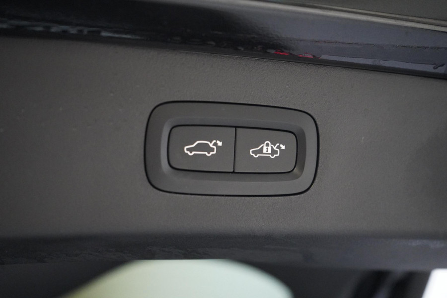 Lynk & Co 01 1.5 | Zwart optiek | Panoramadak | Navigatie | Memory | Apple CarPlay Lynk & Co 01 1.5 | Zwart optiek | Panoramadak | Navigatie | Memory | Apple CarPlay