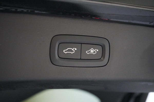 Lynk & Co 01 1.5 | Zwart optiek | Panoramadak | Navigatie | Memory | Apple CarPlay Lynk & Co 01 1.5 | Zwart optiek | Panoramadak | Navigatie | Memory | Apple CarPlay