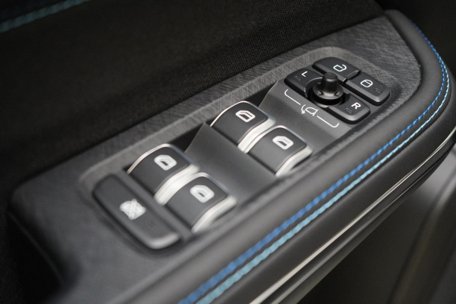 Lynk & Co 01 1.5 | Zwart optiek | Panoramadak | Navigatie | Memory | Apple CarPlay Lynk & Co 01 1.5 | Zwart optiek | Panoramadak | Navigatie | Memory | Apple CarPlay