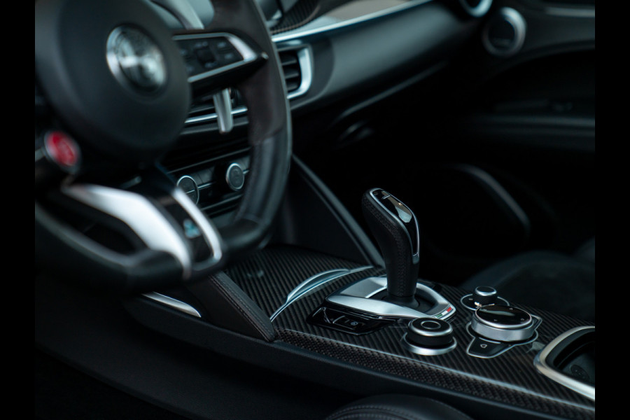 Alfa Romeo Stelvio 2.9 V6 AWD Quadrifoglio | Pano-dak | 21 inch | Harman/Kardon | Adapt. cruise Alfa Romeo Stelvio 2.9 V6 AWD Quadrifoglio | Pano-dak | 21 inch | Harman/Kardon | Adapt. cruise
