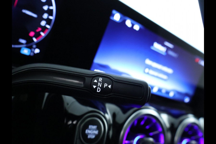 Mercedes-Benz GLA 250 e Plug-In Hybride Panorama Schuif-Kanteldak | Dodehoekassist | Memory Voorstoelen | Sfeerverlichting | 11 kW Laden | Stuur en Stoelverwarming. Inclusief 24 maanden MB Certified garantie voor Europa.