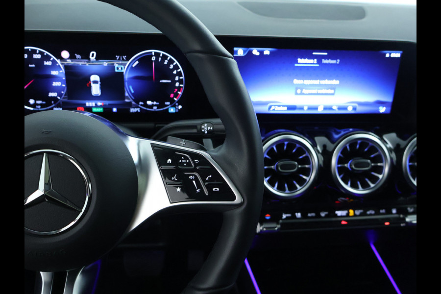 Mercedes-Benz GLA 250 e Plug-In Hybride Panorama Schuif-Kanteldak | Dodehoekassist | Memory Voorstoelen | Sfeerverlichting | 11 kW Laden | Stuur en Stoelverwarming. Inclusief 24 maanden MB Certified garantie voor Europa.