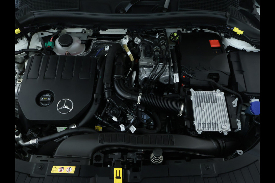 Mercedes-Benz GLA 250 e Plug-In Hybride Panorama Schuif-Kanteldak | Dodehoekassist | Memory Voorstoelen | Sfeerverlichting | 11 kW Laden | Stuur en Stoelverwarming. Inclusief 24 maanden MB Certified garantie voor Europa.