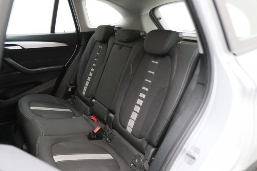 BMW X1 sDrive18i Centennial High Executive Automaat Camera, LED, Navigatie, Climate, Trekhaak, PDC