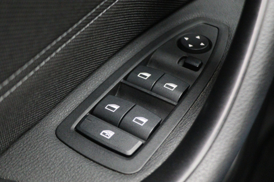 BMW X1 sDrive18i Centennial High Executive Automaat Camera, LED, Navigatie, Climate, Trekhaak, PDC