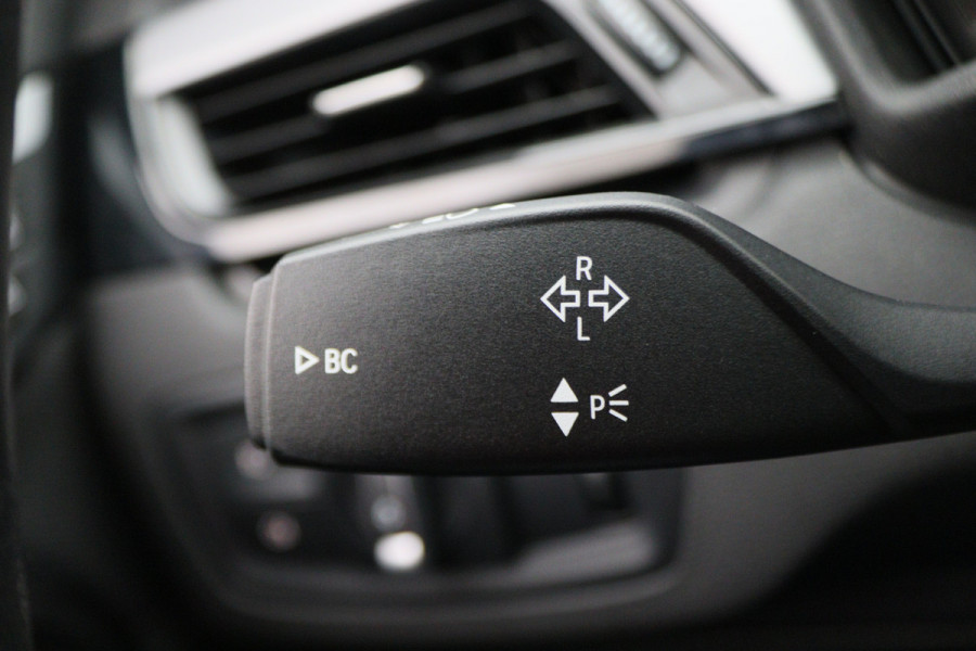 BMW X1 sDrive18i Centennial High Executive Automaat Camera, LED, Navigatie, Climate, Trekhaak, PDC