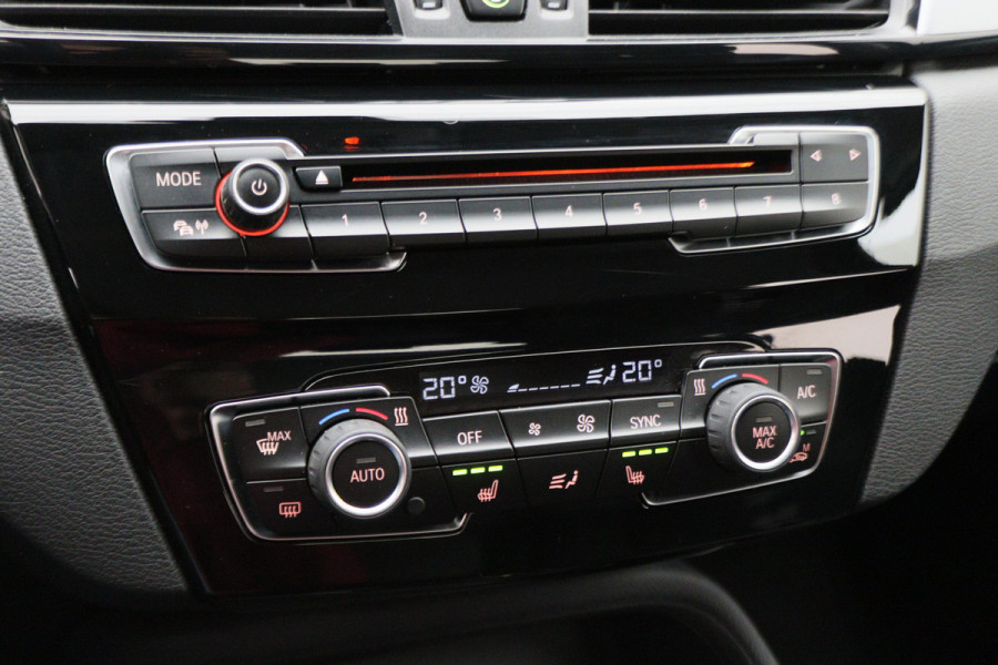 BMW X1 sDrive18i Centennial High Executive Automaat Camera, LED, Navigatie, Climate, Trekhaak, PDC