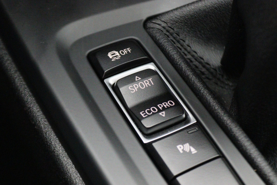 BMW X1 sDrive18i Centennial High Executive Automaat Camera, LED, Navigatie, Climate, Trekhaak, PDC