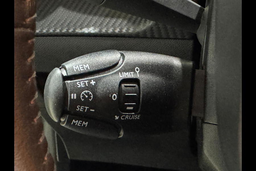 Peugeot 208 1.2 PureTech Allure/APPLE CARPLAY/CAMERA/CRUISE CONTROL