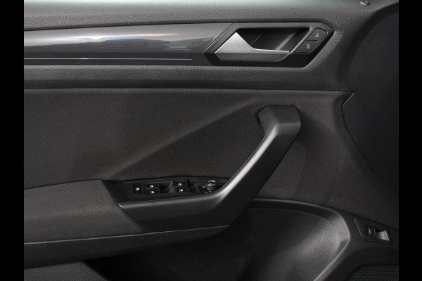 Volkswagen T-Roc 1.5 TSI 150pk Automaat Sport Team | Navigatie | Apple Carplay/Android Auto | Camera | Electrische achterklep | Climate Control | Led | Lichtmetalen Velgen