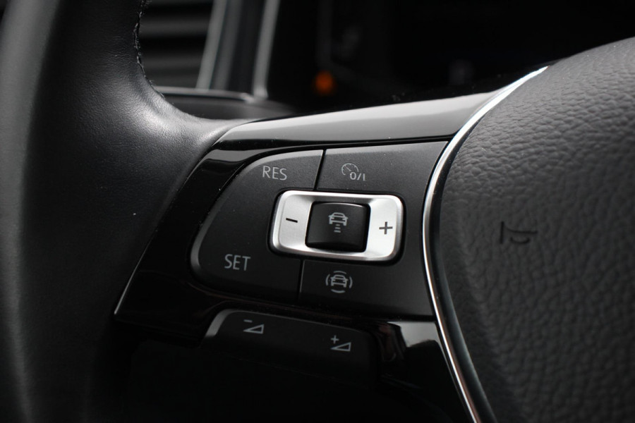 Volkswagen T-Roc 1.5 TSI 150pk Automaat Sport Team | Navigatie | Apple Carplay/Android Auto | Camera | Electrische achterklep | Climate Control | Led | Lichtmetalen Velgen