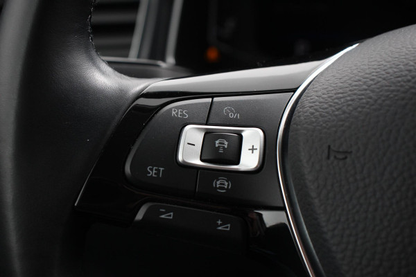 Volkswagen T-Roc 1.5 TSI 150pk Automaat Sport Team | Navigatie | Apple Carplay/Android Auto | Camera | Electrische achterklep | Climate Control | Led | Lichtmetalen Velgen