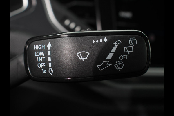 Volkswagen T-Roc 1.5 TSI 150pk Automaat Sport Team | Navigatie | Apple Carplay/Android Auto | Camera | Electrische achterklep | Climate Control | Led | Lichtmetalen Velgen