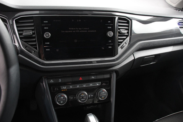 Volkswagen T-Roc 1.5 TSI 150pk Automaat Sport Team | Navigatie | Apple Carplay/Android Auto | Camera | Electrische achterklep | Climate Control | Led | Lichtmetalen Velgen