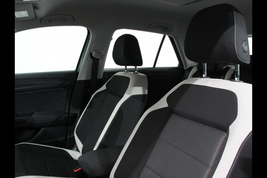 Volkswagen T-Roc 1.5 TSI 150pk Automaat Sport Team | Navigatie | Apple Carplay/Android Auto | Camera | Electrische achterklep | Climate Control | Led | Lichtmetalen Velgen