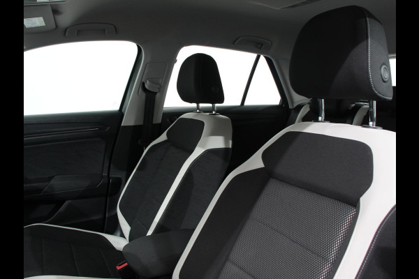 Volkswagen T-Roc 1.5 TSI 150pk Automaat Sport Team | Navigatie | Apple Carplay/Android Auto | Camera | Electrische achterklep | Climate Control | Led | Lichtmetalen Velgen