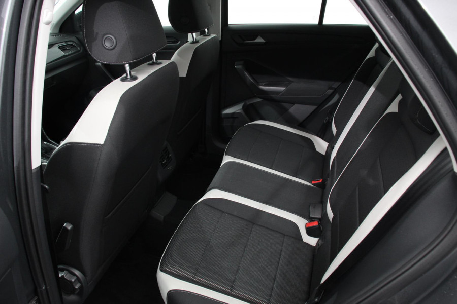 Volkswagen T-Roc 1.5 TSI 150pk Automaat Sport Team | Navigatie | Apple Carplay/Android Auto | Camera | Electrische achterklep | Climate Control | Led | Lichtmetalen Velgen