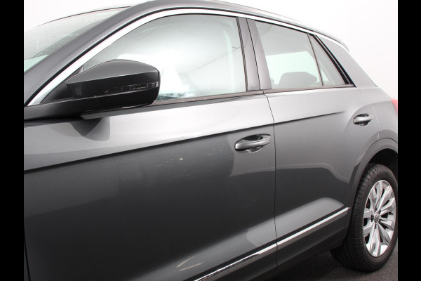 Volkswagen T-Roc 1.5 TSI 150pk Automaat Sport Team | Navigatie | Apple Carplay/Android Auto | Camera | Electrische achterklep | Climate Control | Led | Lichtmetalen Velgen