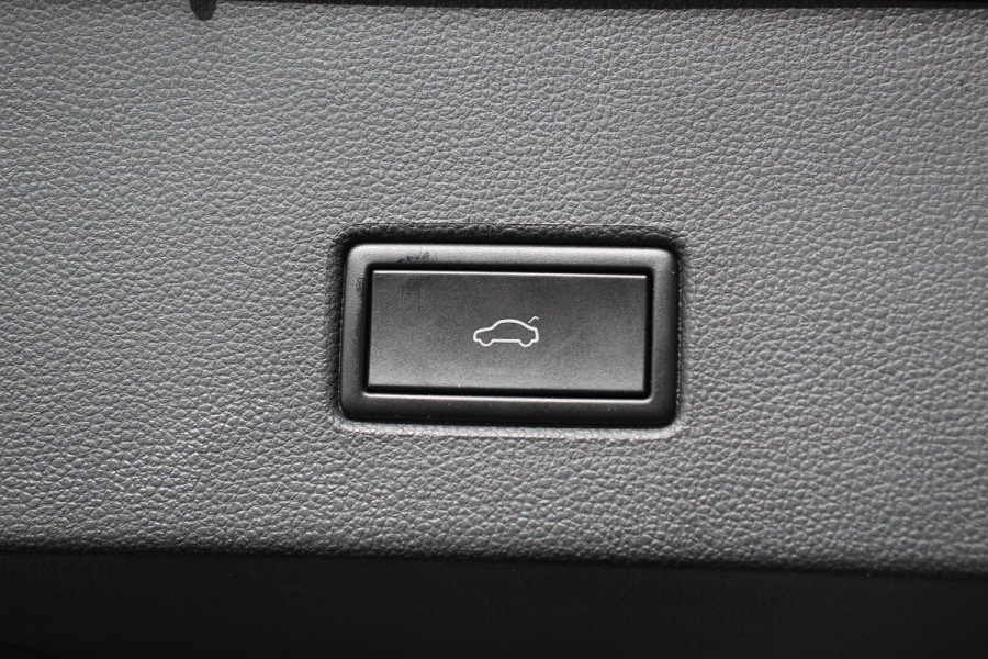 Volkswagen T-Roc 1.5 TSI 150pk Automaat Sport Team | Navigatie | Apple Carplay/Android Auto | Camera | Electrische achterklep | Climate Control | Led | Lichtmetalen Velgen