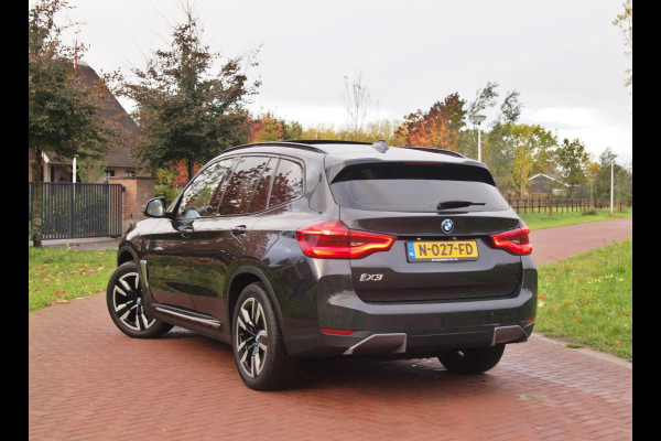 BMW iX3 Executive 80 kWh | Panoramadak | Camera | Trekhaak | Sfeerverlichting | Apple Carplay |