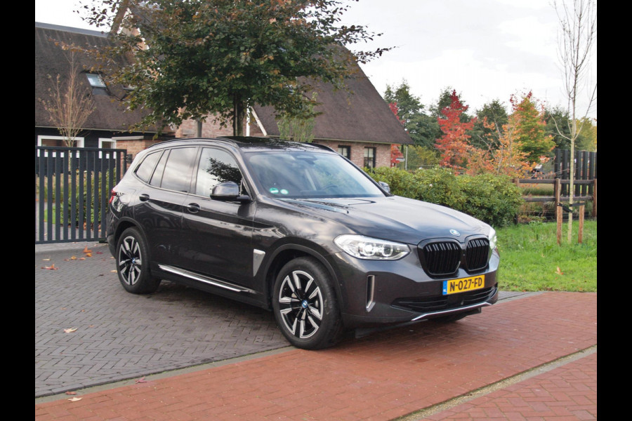BMW iX3 Executive 80 kWh | Panoramadak | Camera | Trekhaak | Sfeerverlichting | Apple Carplay |