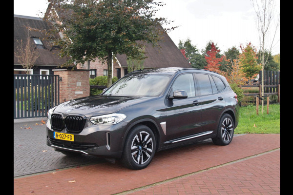 BMW iX3 Executive 80 kWh | Panoramadak | Camera | Trekhaak | Sfeerverlichting | Apple Carplay |