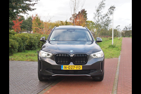 BMW iX3 Executive 80 kWh | Panoramadak | Camera | Trekhaak | Sfeerverlichting | Apple Carplay |