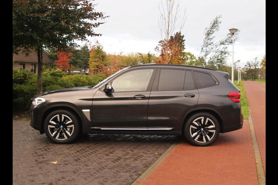 BMW iX3 Executive 80 kWh | Panoramadak | Camera | Trekhaak | Sfeerverlichting | Apple Carplay |