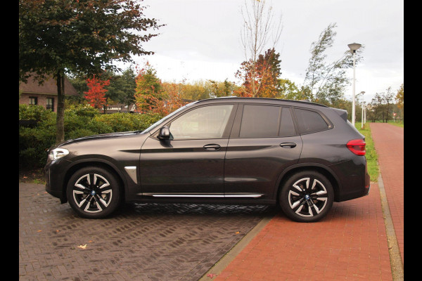 BMW iX3 Executive 80 kWh | Panoramadak | Camera | Trekhaak | Sfeerverlichting | Apple Carplay |