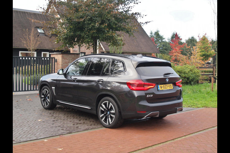 BMW iX3 Executive 80 kWh | Panoramadak | Camera | Trekhaak | Sfeerverlichting | Apple Carplay |